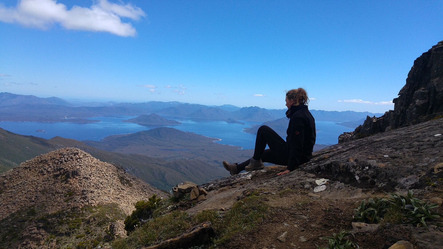 Studentin sitzt auf einem Berg