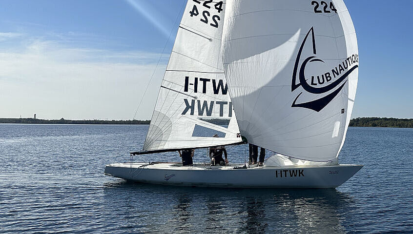 Unsere Hochschule bietet ein breites Sportangebot Segelboot der HTWK Leipzig auf dem Wasser.
