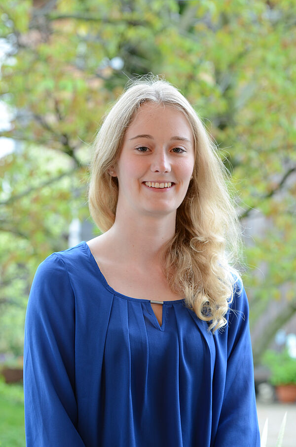 Sophie Schulze (Fakultät Bauwesen) junge Frau mit blauem Oberteil lächelt in die Kamera