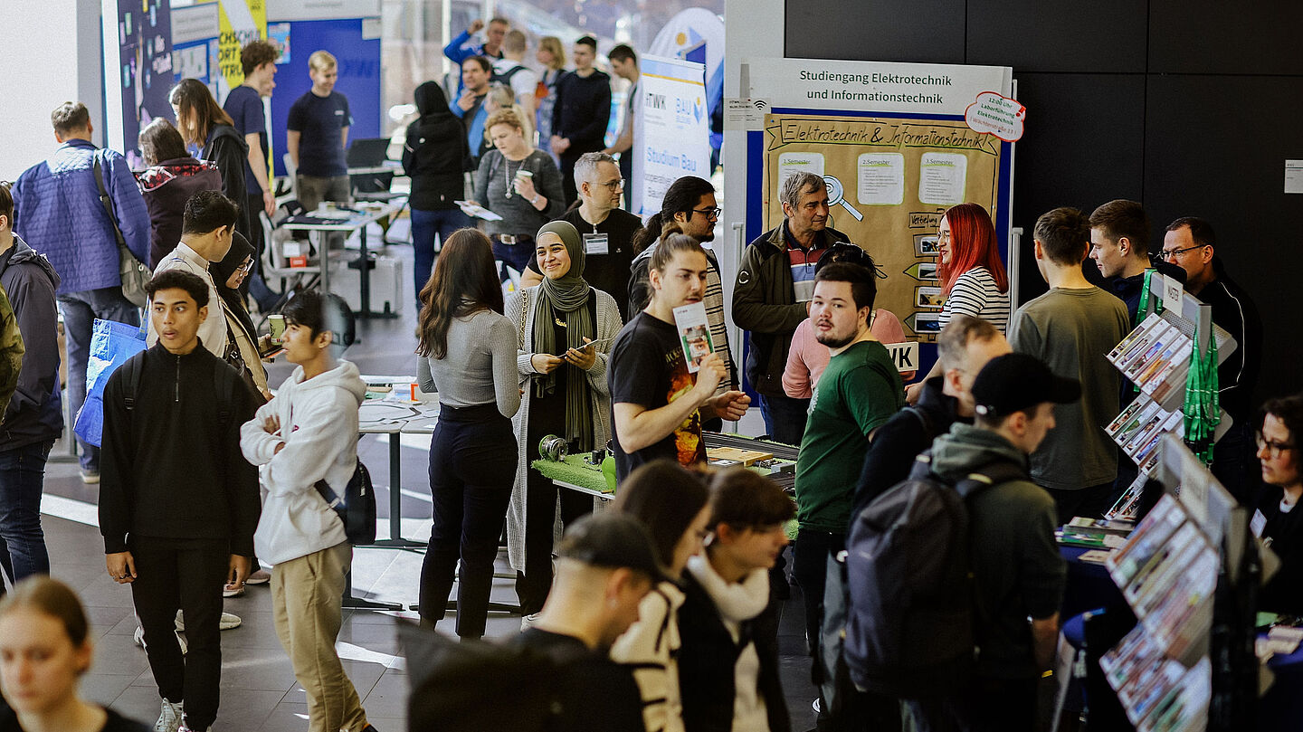 Vielfalt ermöglichen Öffentlicher Informationstag der Hochschule mit vielfältigen Studierenden und Studieninteressierten im Foyer eines Hochschulgebäudes