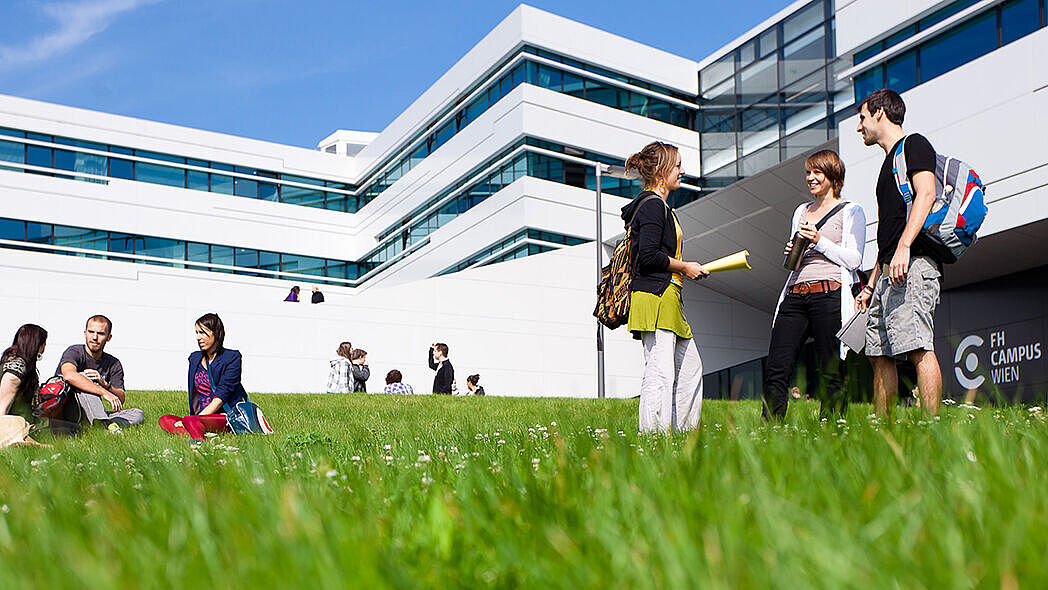 Studium im Ausland Gebäude der FH Wien mit Studierenden