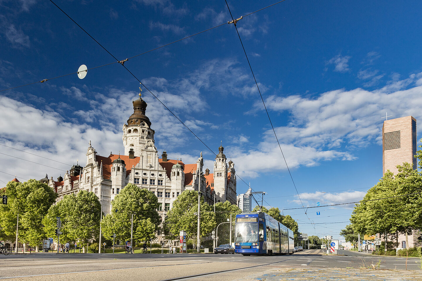 Leipzig zählt zu den lebenswertesten Städte in Deutschland Eine Tram fährt in Leipzig am neuen Rathaus entlang.